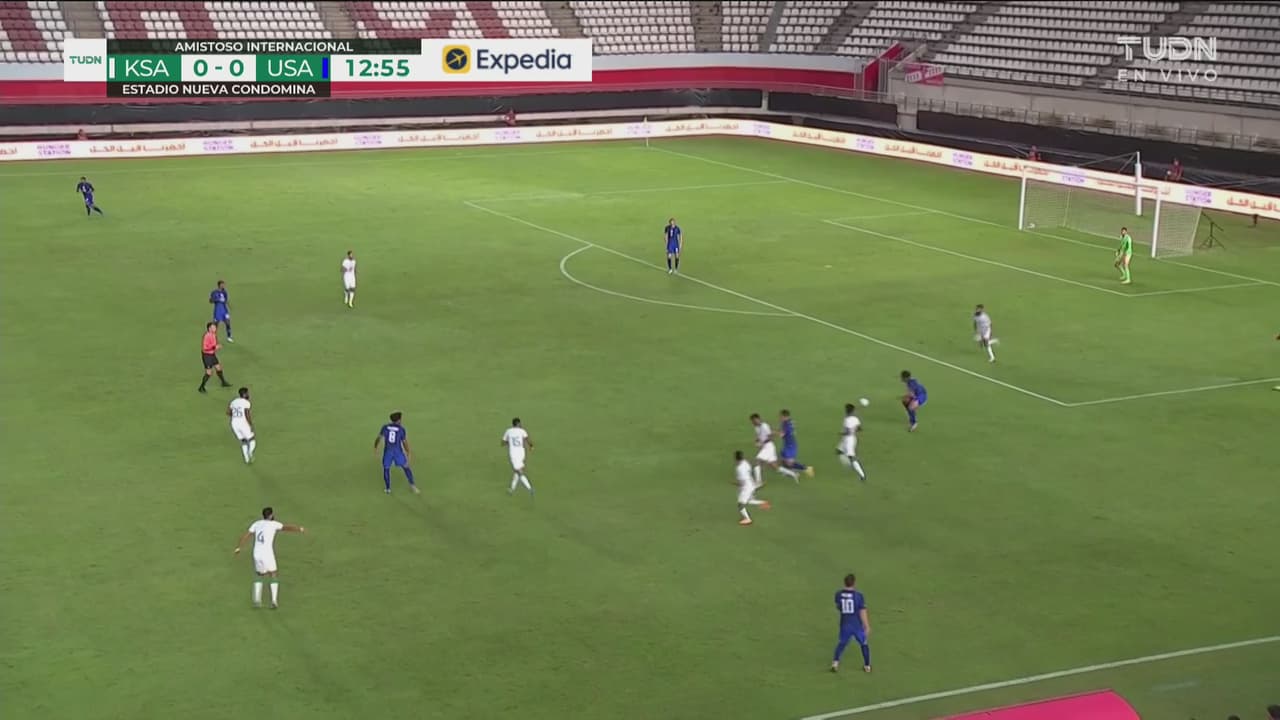 ¡Tremendo error de Sergiño Dest! Bahebri no aprovecha y tira a un lado