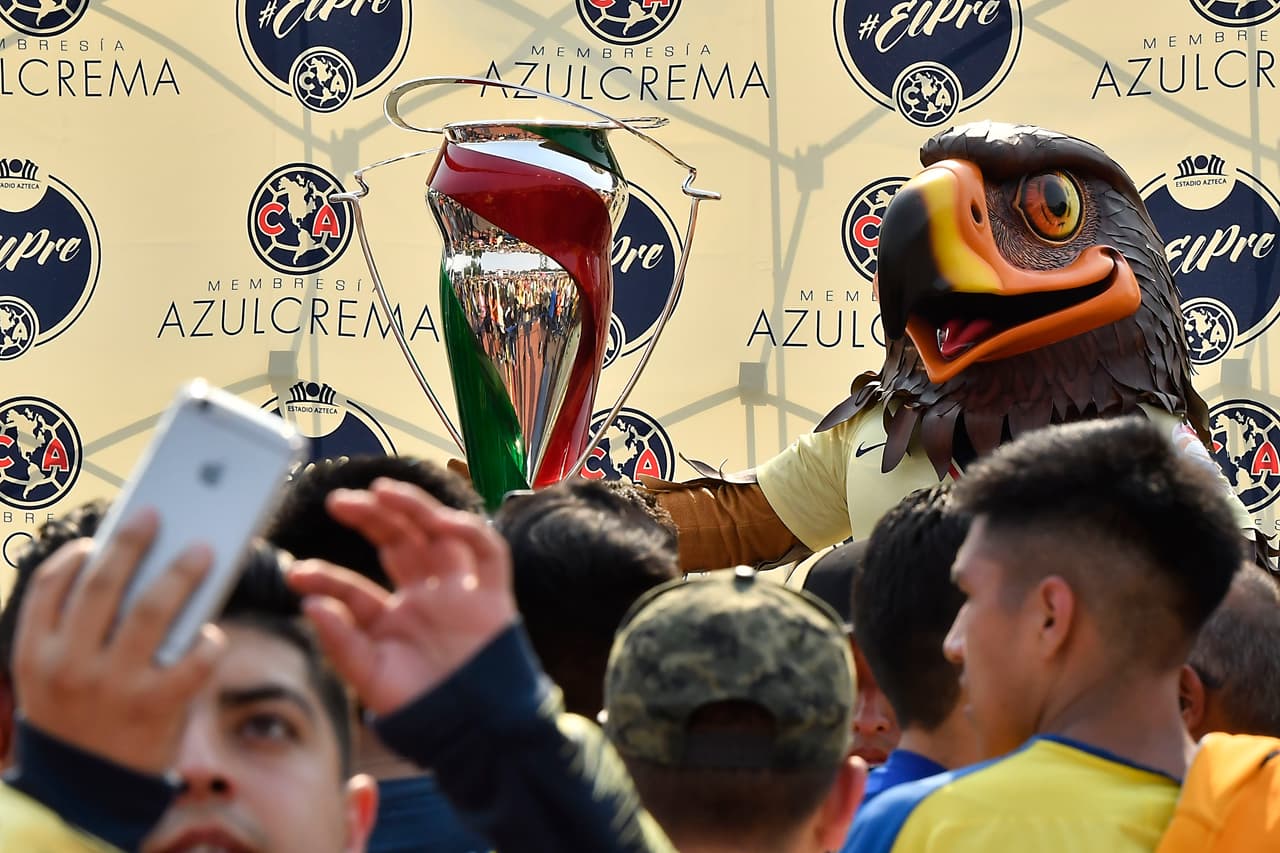 Junto al águila, mascota del club, el América presentó el trofeo de Copa MX en las afueras del Estadio Azteca.