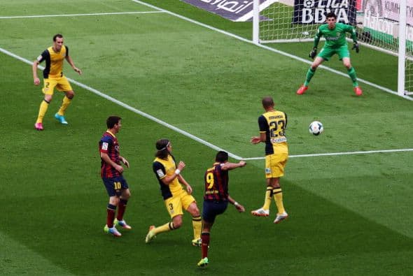 Disparo imposible que se coló por la escuadra inalcanzable para Courtois.