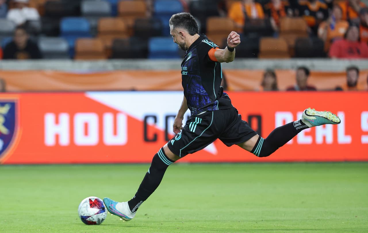 Un dardo envenenado de HH salva a Houston en el clásico texano