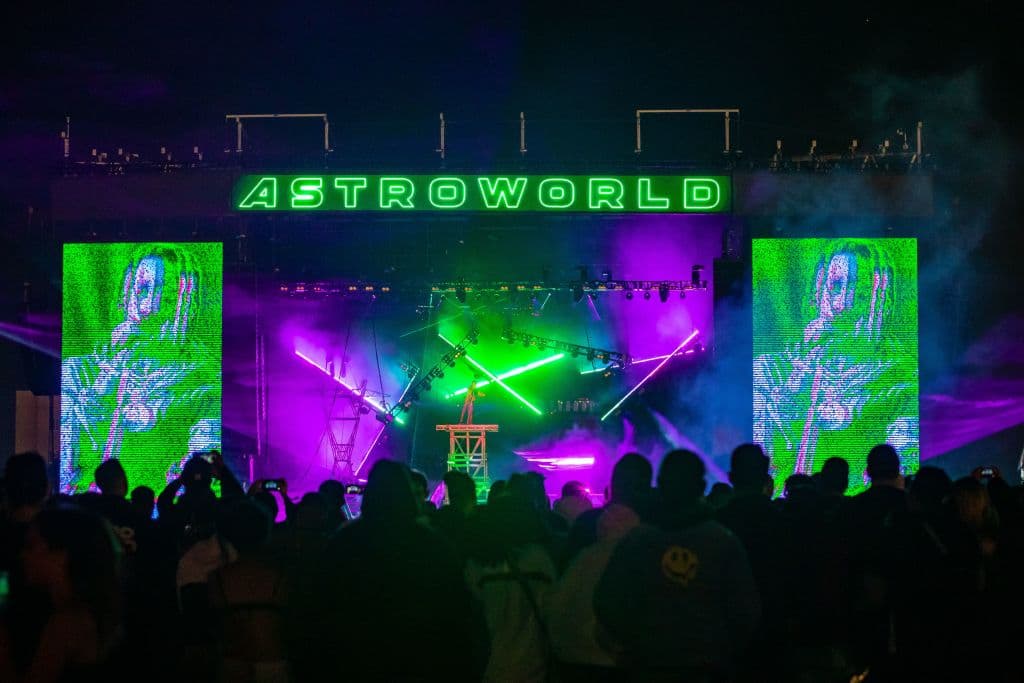 Durante el Festival Astroworld en noviembre, 300 personas resultaron heridas y fueron tratadas en el lugar del festival y otras 25 fueron llevadas al hospital.