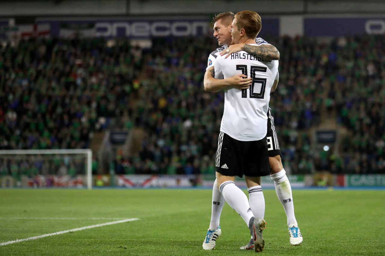 Toni Kroos y Marcel Halstenberg celebran el tanto de la victoria teutona.