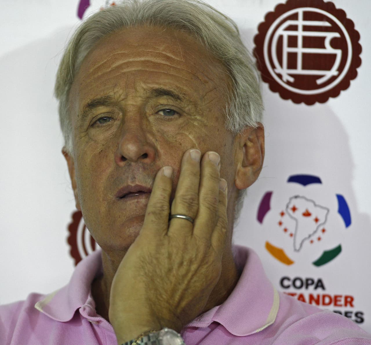 Lanus' team coach Ramon Cabrero gestures after their Libertadores Cup 2008 football match against Deportivo Cuenca of Ecuador, in Lanus, Buenos Aires, March 13, 2008. The match ended in a 0-0 draw. AFP PHOTO/Alejandro PAGNI (Photo credit should read ALEJANDRO PAGNI/AFP/Getty Images)