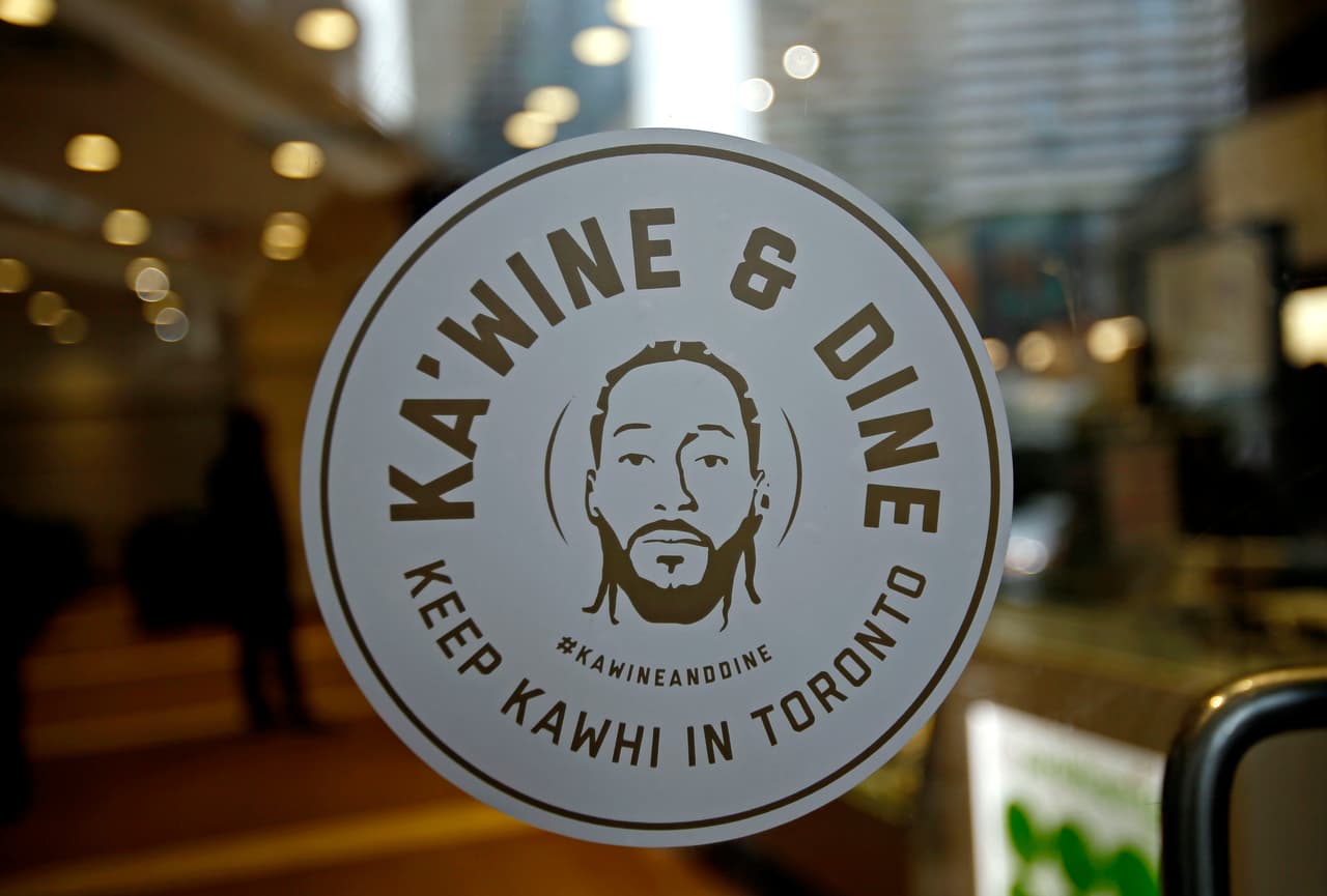 Con una inquebrantable fe de ver a su equipo campeón por primera vez, los aficionados de los Toronto Raptors se dejaron llegar de manera masiva a Scotiabank Arena para atestiguar historia. Aunque la duda se siembra ahora que está por regresar Kevin Durant para este Juego 5. Gran ambiente previo al quinto partido de las Finales de la NBA.