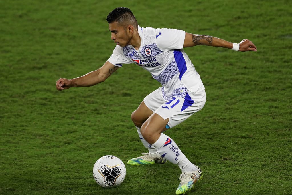 Agentes buscan acomodo a Orbelín Pineda y Luis Romo