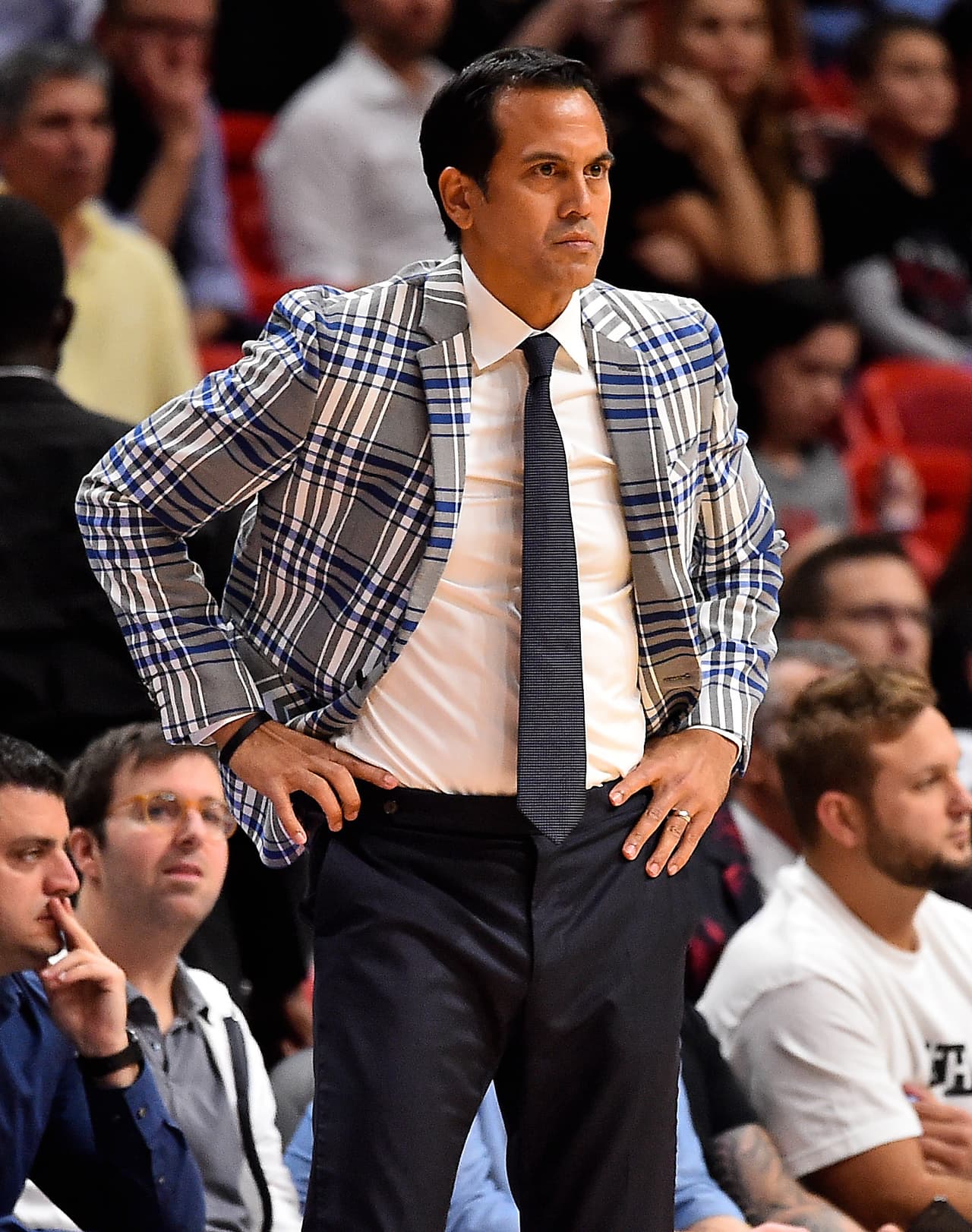 Erik Spoelstra, del Miami Heat, se fue por algo más clásico con esta chaqueta a cuadros para honrarlo.