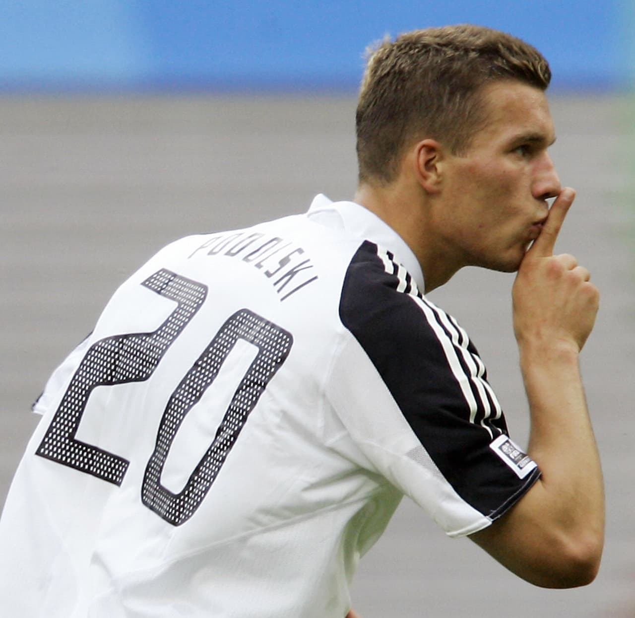 La primera anotación del partido la logró Podolski al minuto 37, luego de un partido muy disputado. Era la ventaja para ir al descanso.