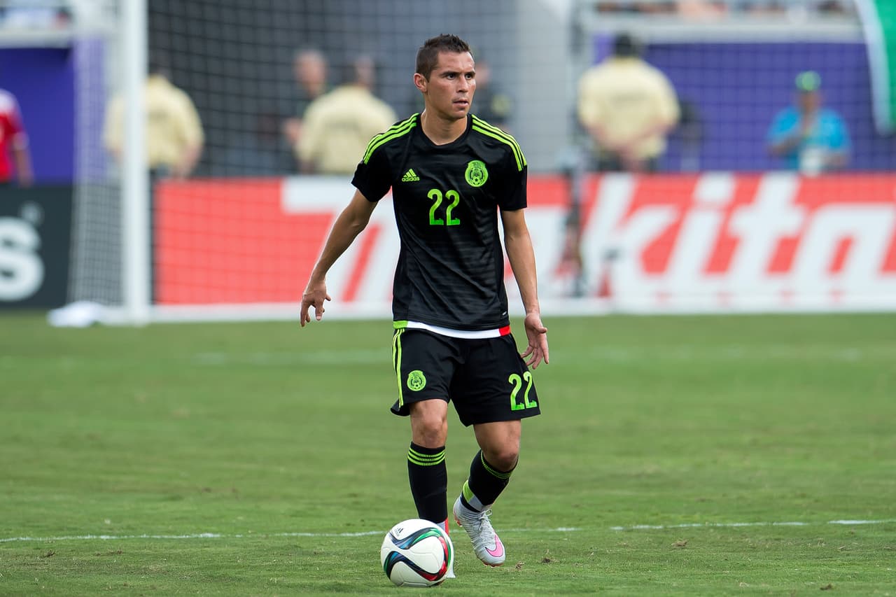 En defensa podemos considerar a Paul Aguilar para cubrir una de las bandas del Tricolor, además de Miguel Layún quien podría encajar en la media cancha por el esquema de 4-4-2 que le gusta manejar el brasileño.