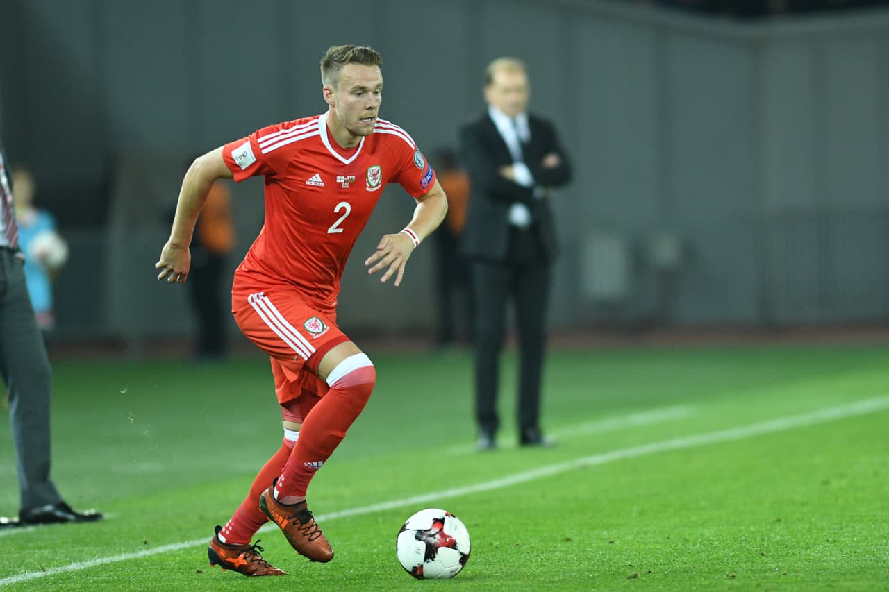 Gales es segundo con 17 puntos y debe ganar contra Irlanda en casa y esperar no se imponga Serbia para tener cupo directo. Hasta un empate propio y una derrota por dos goles de Serbia lo clasifican.