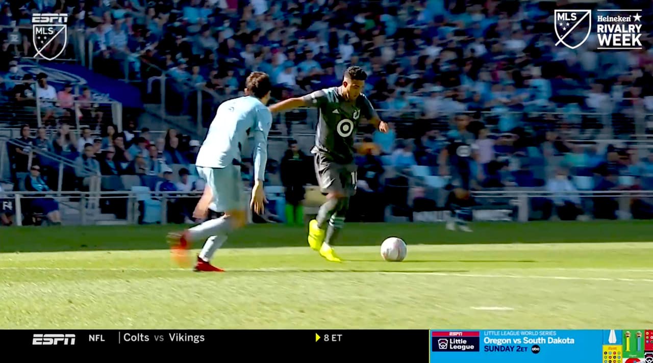 ‘Bebelo’ Reynoso revienta el poste con un zurdazo desde fuera del área