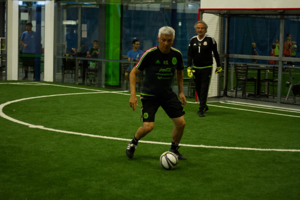 El cuerpo técnico del Tri, con un esquema táctico basado en rotaciones, tocó el balón a su antojo y venció 11-6 a los comentaristas de Univision y Televisa esta mañana en Boulder, Colorado, en un partido lleno de intensidad y camaradería.