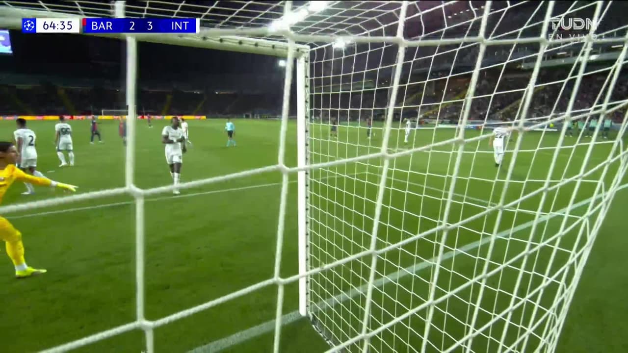 ¡AUTOGOL! de Yann Sommer para FC Barcelona.