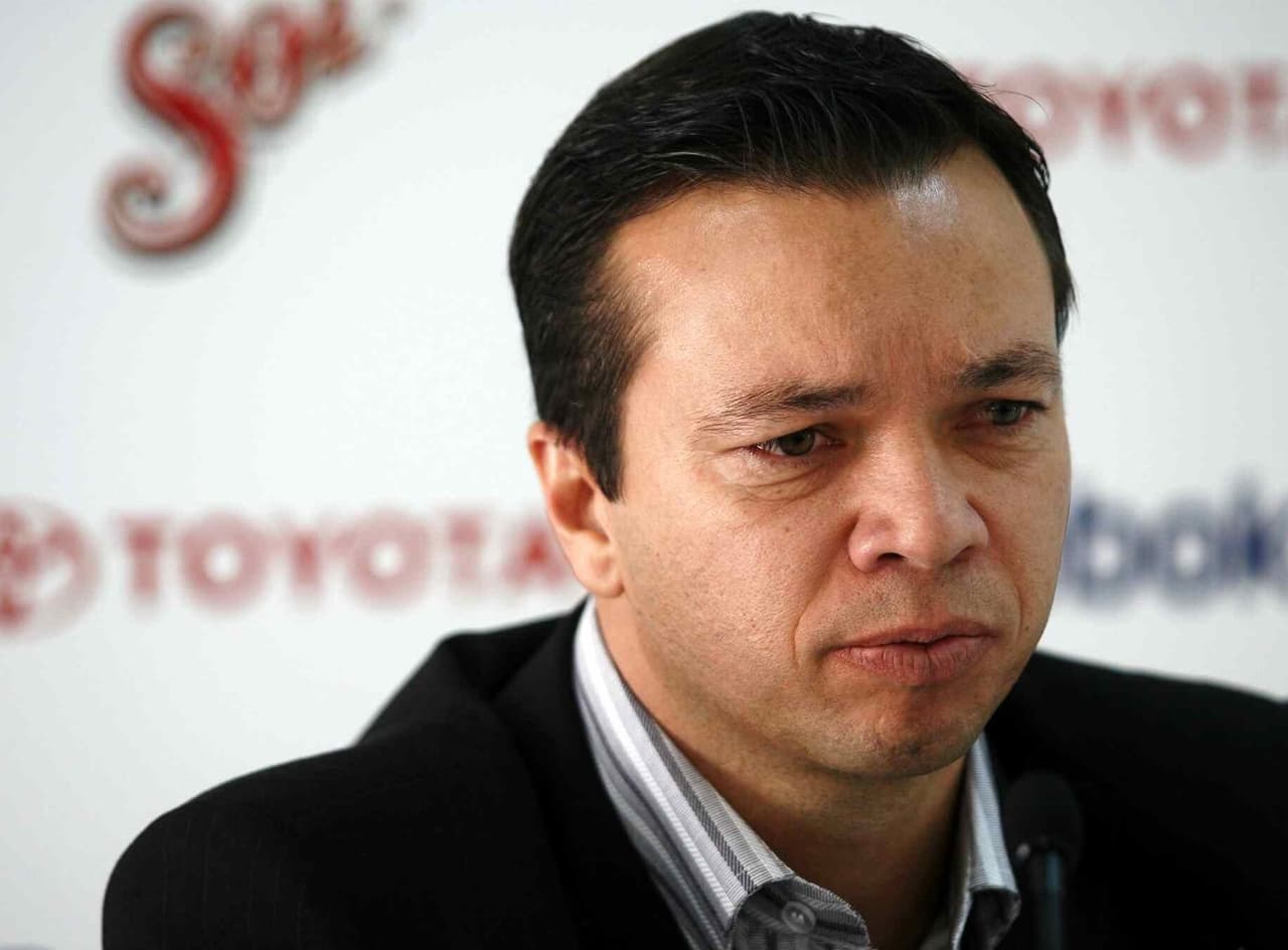 SOCCER/FUTBOL CLAUSURA 2009 ENTRENAMIENTO GUADALAJARA MARIANO VARELA, TOMA EL CARGO MEXSPORT DIGITAL IMAGE 07 April 2009: Action photo of Mariano Varela new sports coordinator of Chivas, during a press conference./Foto de accion de Mariano Varela nuevo coordinador deportivo de Chivas, durante una conferencia de prens. MEXSPORT/REFUGIO RUIZ