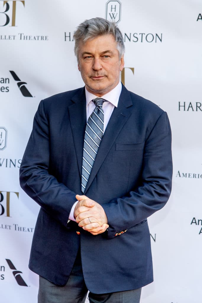 Alec Baldwin mató a tiros a un director de fotografía e hirió a un director cuando disparó una pistola de utilería en el set durante el rodaje de la película "Rust" el jueves.