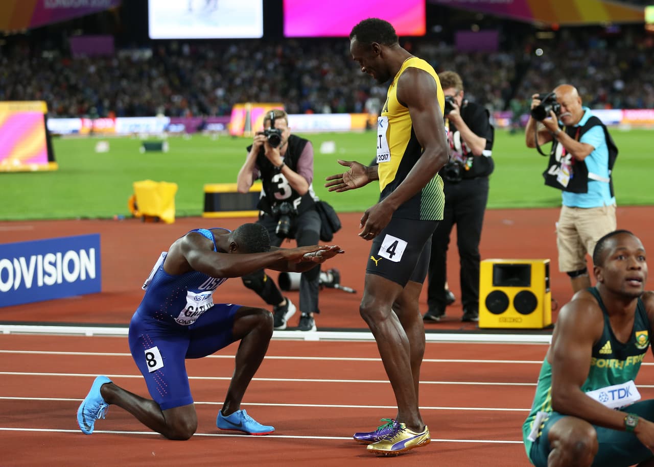 Justin Gatlin, ganador de los 100 metros planos, hace reverencia a quien fuese el rey de la disciplina: Usain Bolt.