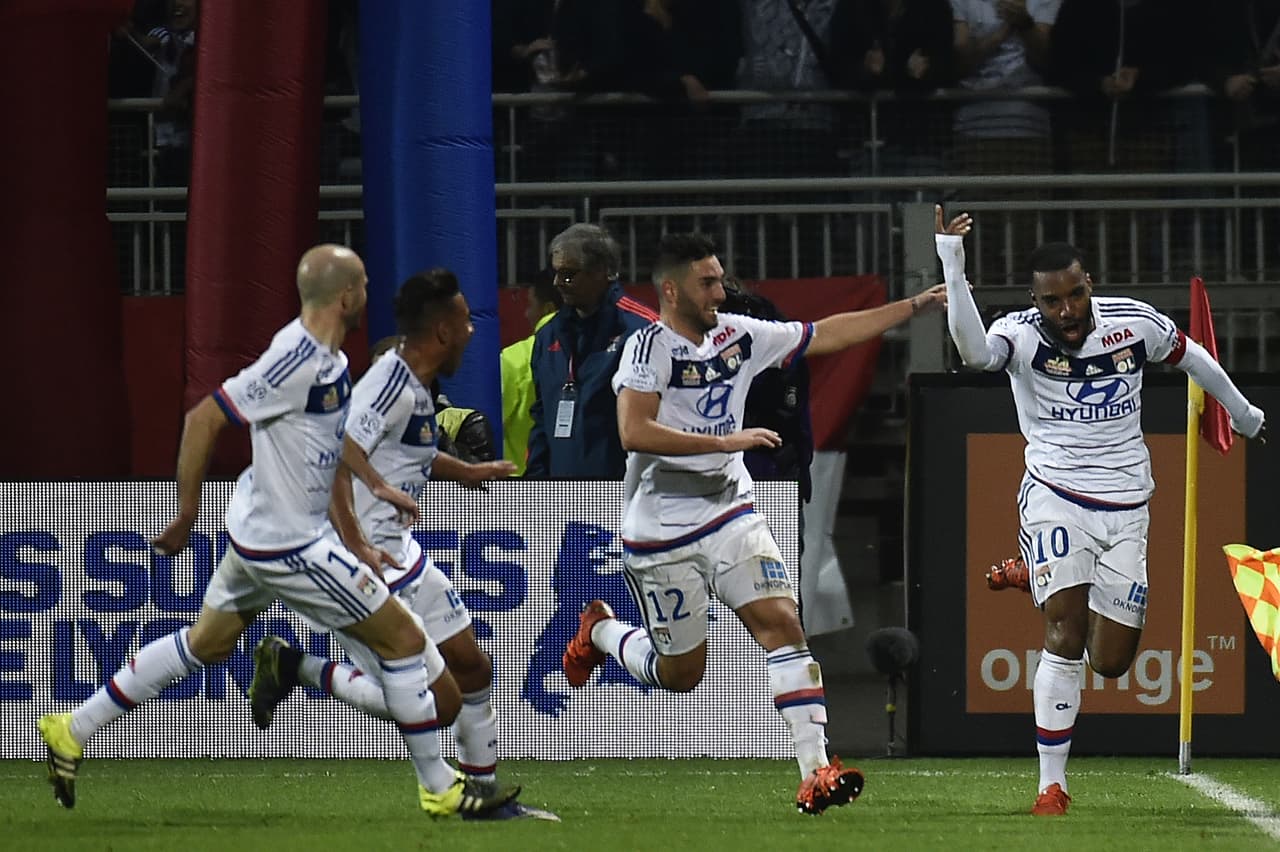 Alexandre Lacazette marcó triplete