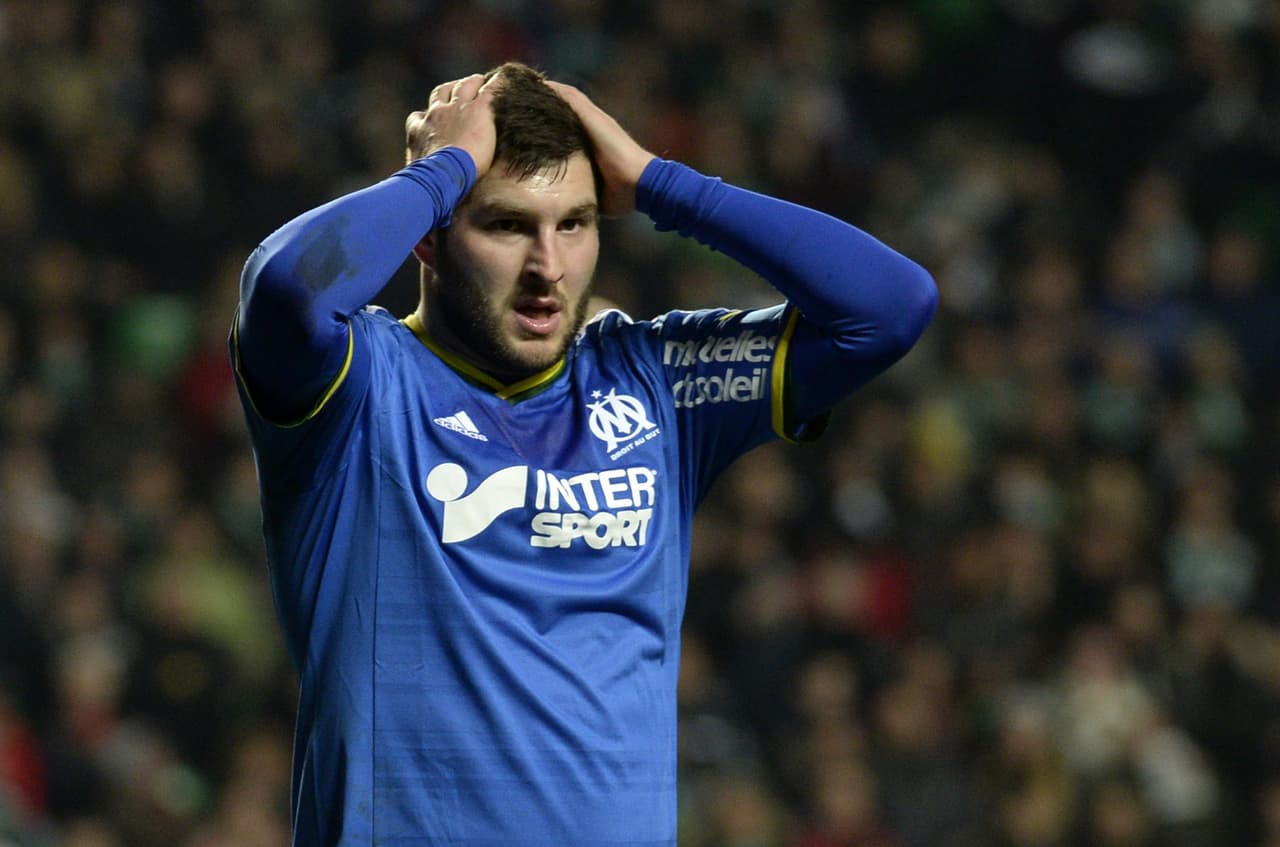 De pequeño se dice que nunca tuvo lujos y debió acostumbrarse a vivir en remolques vendiendo ropa en la ferias para ayudar a su familia.