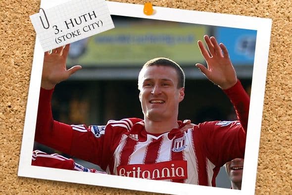 El Stoke City logró avanzar en la FA Cup gracias al tanto de otro defensor, Robert Huth, quien marcó al diferencia.