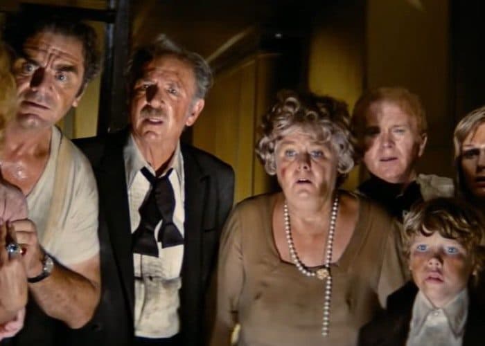 Mientras los 1.500 pasajeros del Poseidón, un lujoso trasatlántico que navega de Estados Unidos a Europa, celebran la Nochevieja, estalla una feroz tormenta y una enorme ola transforma el placentero viaje en una catástrofe que puede acabar con la vida de todos los pasajeros.