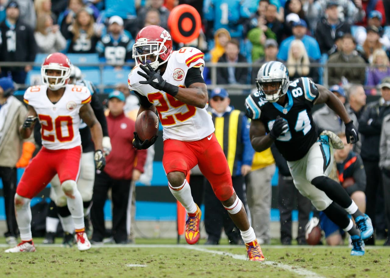 La defensiva de los Chiefs se lució ante los Panthers al interceptar este pase de Cam Newton y llevarlo hasta las diagonales.
