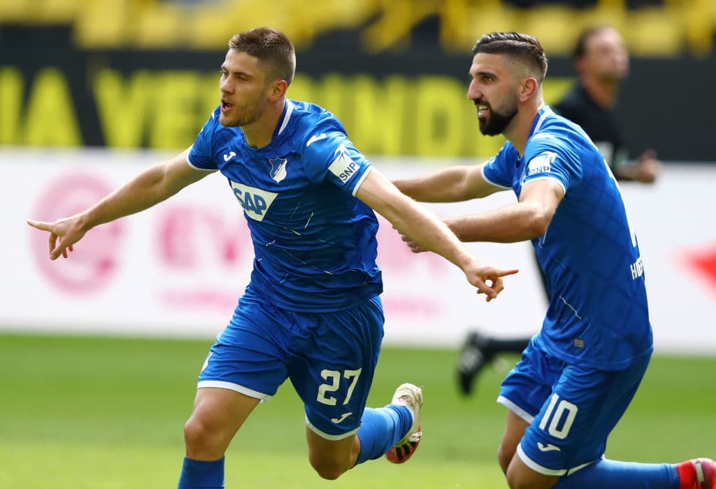 Al 48’ Hummels regaló una falta dentro del área. Kramaric (50’) cobró la pena máxima y llegaba el cuarto de partido.