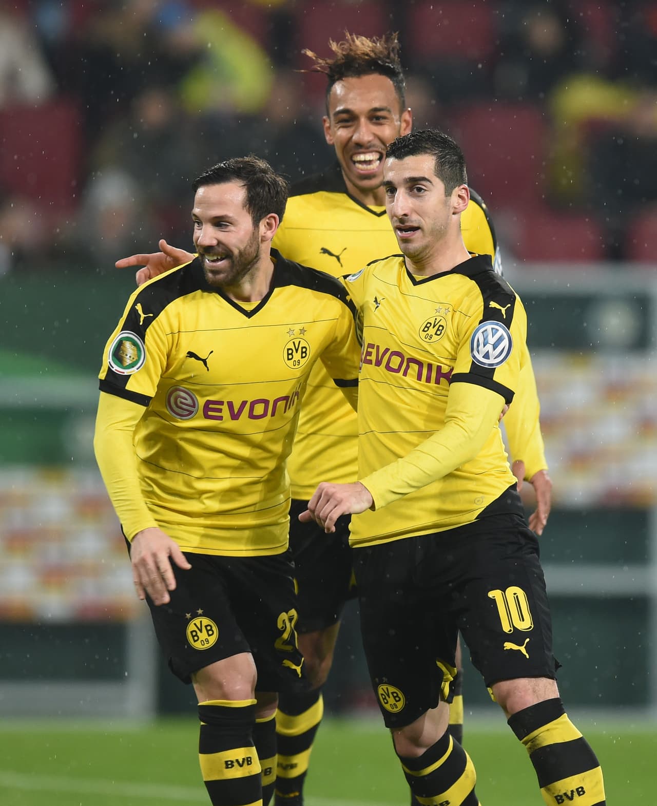Borussia Dortmund se ubica en la décimo primera posición con un costo 280,6 millones de euros, 7% más que el año pasado. El Dortmund sigue creciendo gracias a sus fuertes relaciones comerciales.