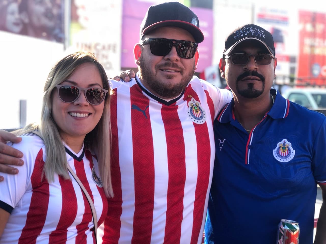 Los aficionados de Chivas de Guadalajara se reunen en las afueras del estadio a pocos minutos del partido por la jornada 1 del Apertura 2018 de la Liga MX.