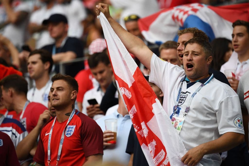 Los fanáticos de Croacia e Inglaterra ponen su colorido y alegría en medio de la definición del segundo finalista en la fiesta de las semifinales del Mundial de Rusia 2018.