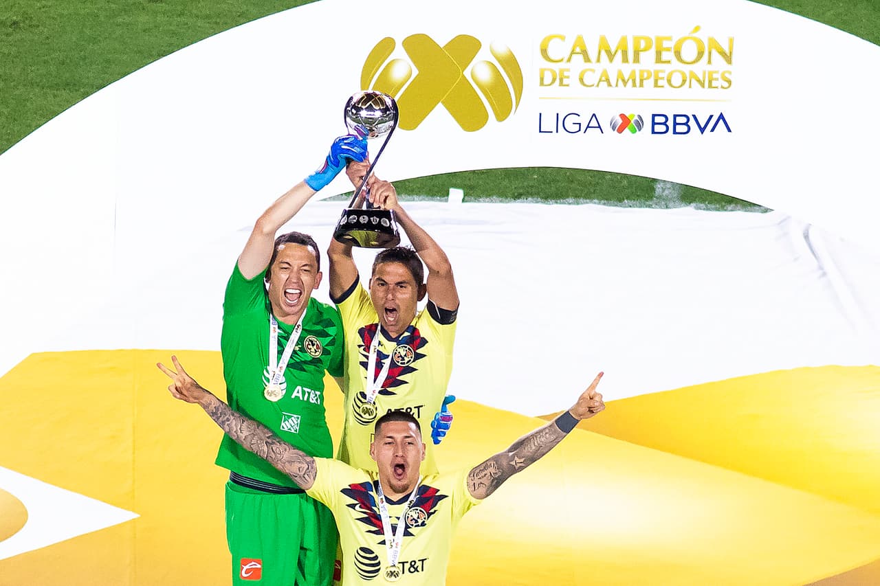 Así fueron los festejos del América luego de su angustiosa pero merecida victoria en penaltis para definir al Campeón de Campeones de la Liga MX ante Tigres en Carson, California. Agustín Marchesín fue el héroe americanista al atajar varios penaltis y anotar el de la victoria para el equipo de Miguel Herrera. Vaya manera de celebrar por parte de los jugadores azulcremas.