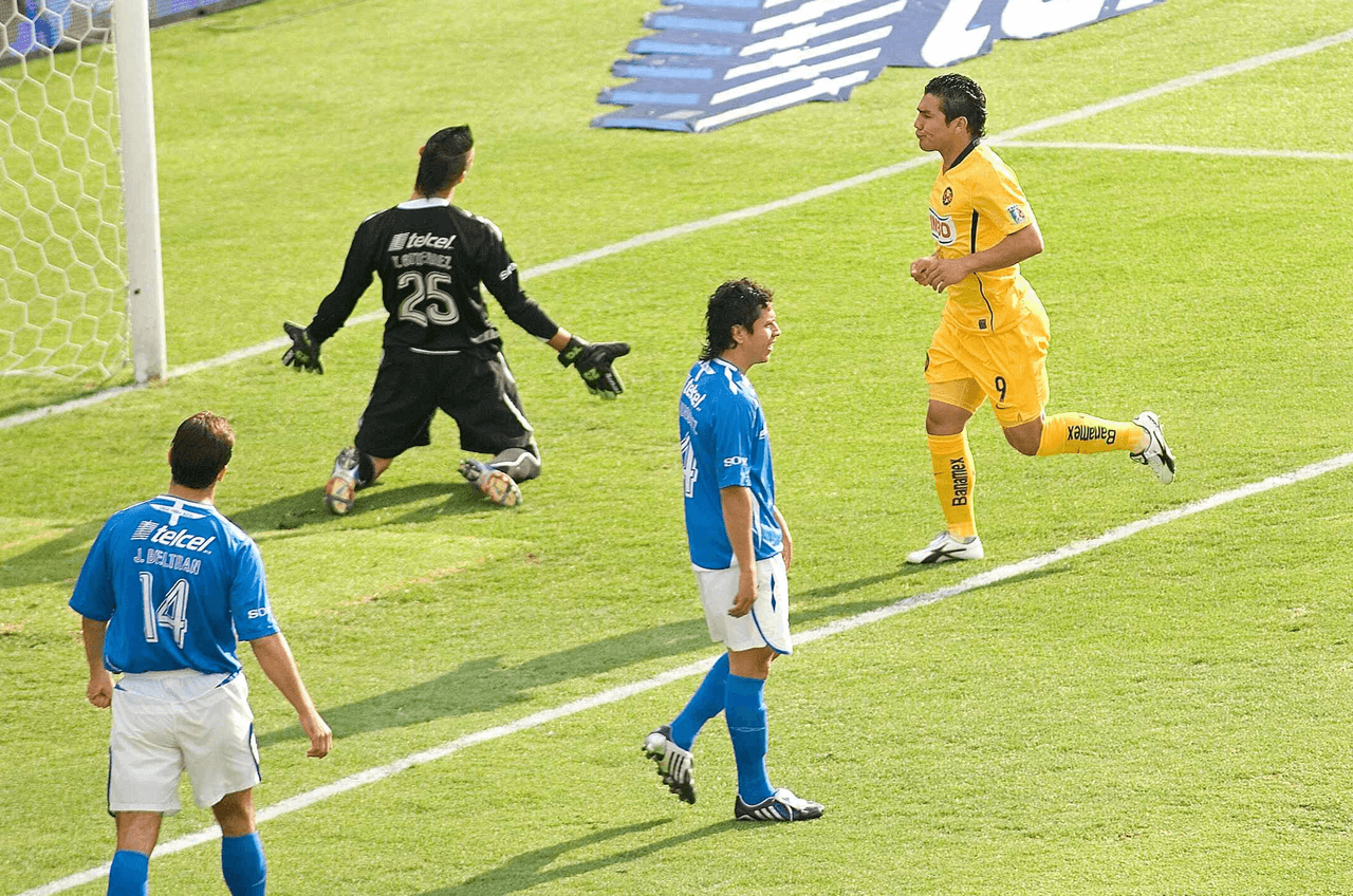 De los juegos mencionados, solo en el enfrentamiento del Clausura 2007 no anotó gol. Curiosamentee aquella vez finalizaron 0-0.