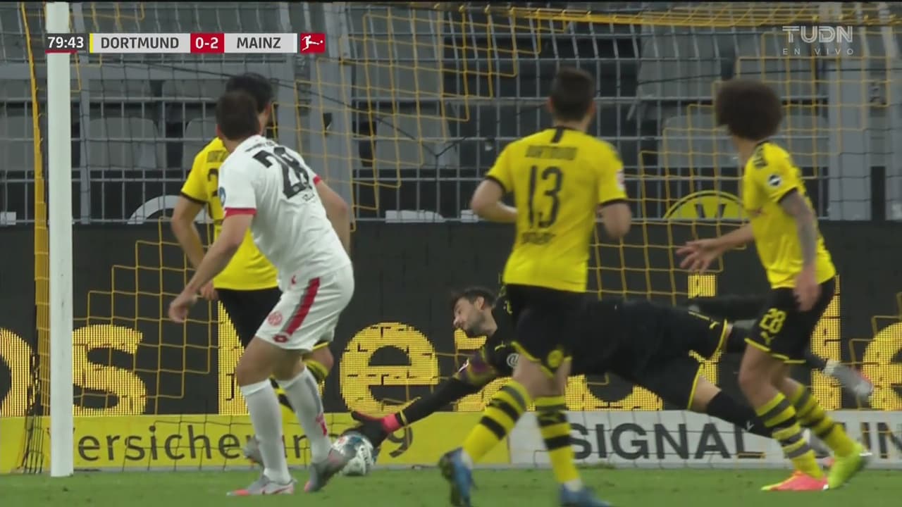 Roman Bürki también dice presente con una gran atajada