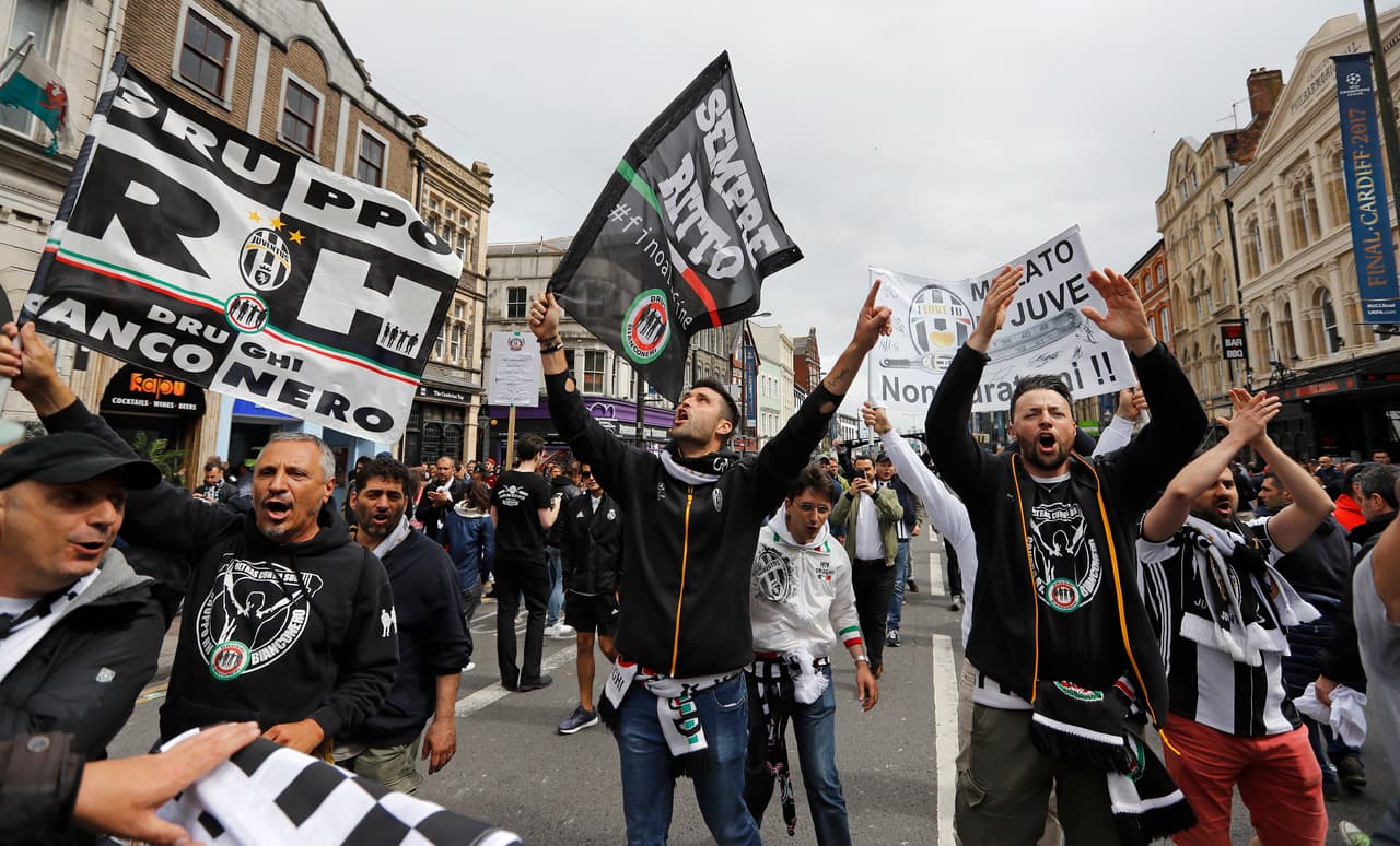Los 
<i>tiffosi </i>mas retadores también están por las calles de Cardiff animando a su equipo en una nueva final de Champions.