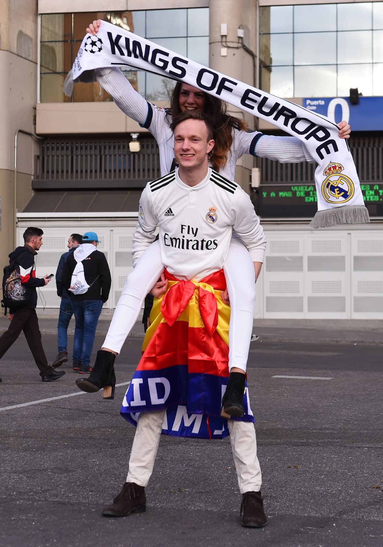 La intensidad de los hinchas de Real Madrid se sintió en el estadio Santiago Bernabéu, mientras los de Ajax llegaron a sitios como la Puerta del Sol y la Plaza Mayor en las calles de la capital española para el juego de vuelta de los Octavos de Final de la Champions League.