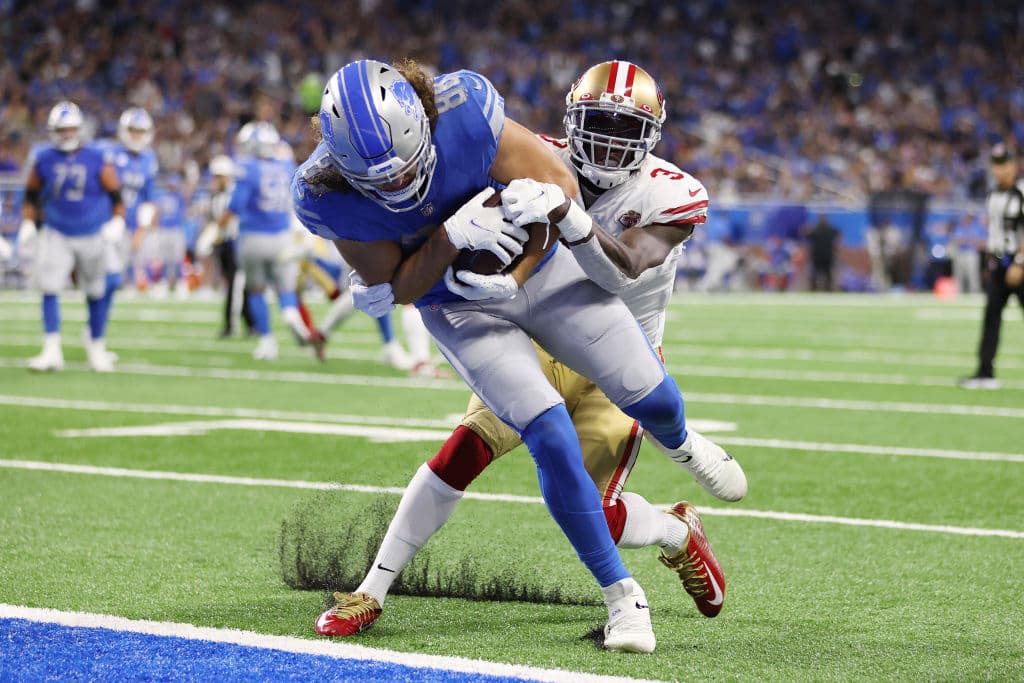 Detroit Lions fueron derrotados por San Francisco 49ers en la apertura de la temporada 33-41, en el Ford Stadium. La era de Dan Campbell con los Lions comienza con una derrota. Los 49ers ha ganado las 19 de las últimas 22 veces que ha enfrentado a Lions.