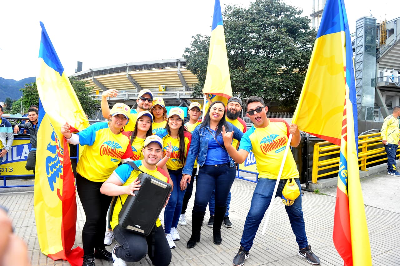 Este es el recibimiento que le dieron los aficionados a la Tricolor en Bogotá luego de que en 2010 habían jugado por última ocasión en la capital del Colombia previo a su partido de despedida ante Panamá, para luego antender los asuntos de la Copa América 2019.