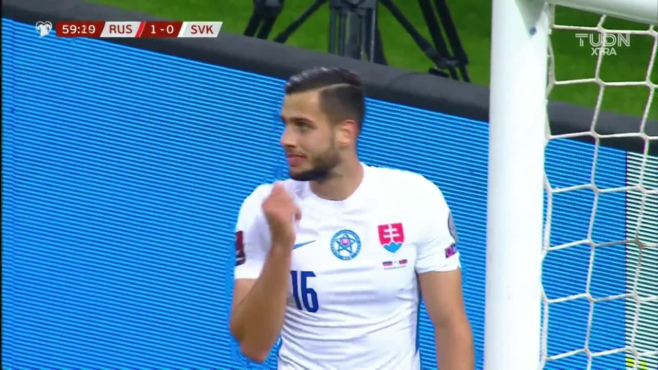 ¡TIRO ATAJADO! disparo por Dávid Hancko.