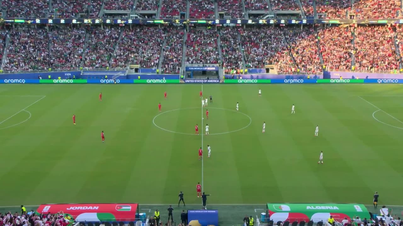Arranca el partido y la pelota está en juego.