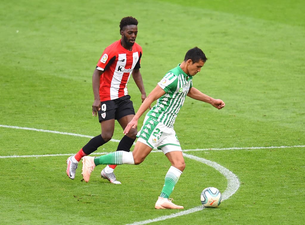 El central del Betis Aissa Mandi es presionado por el jugador más rápido del Atletic, Iñaki Williams.