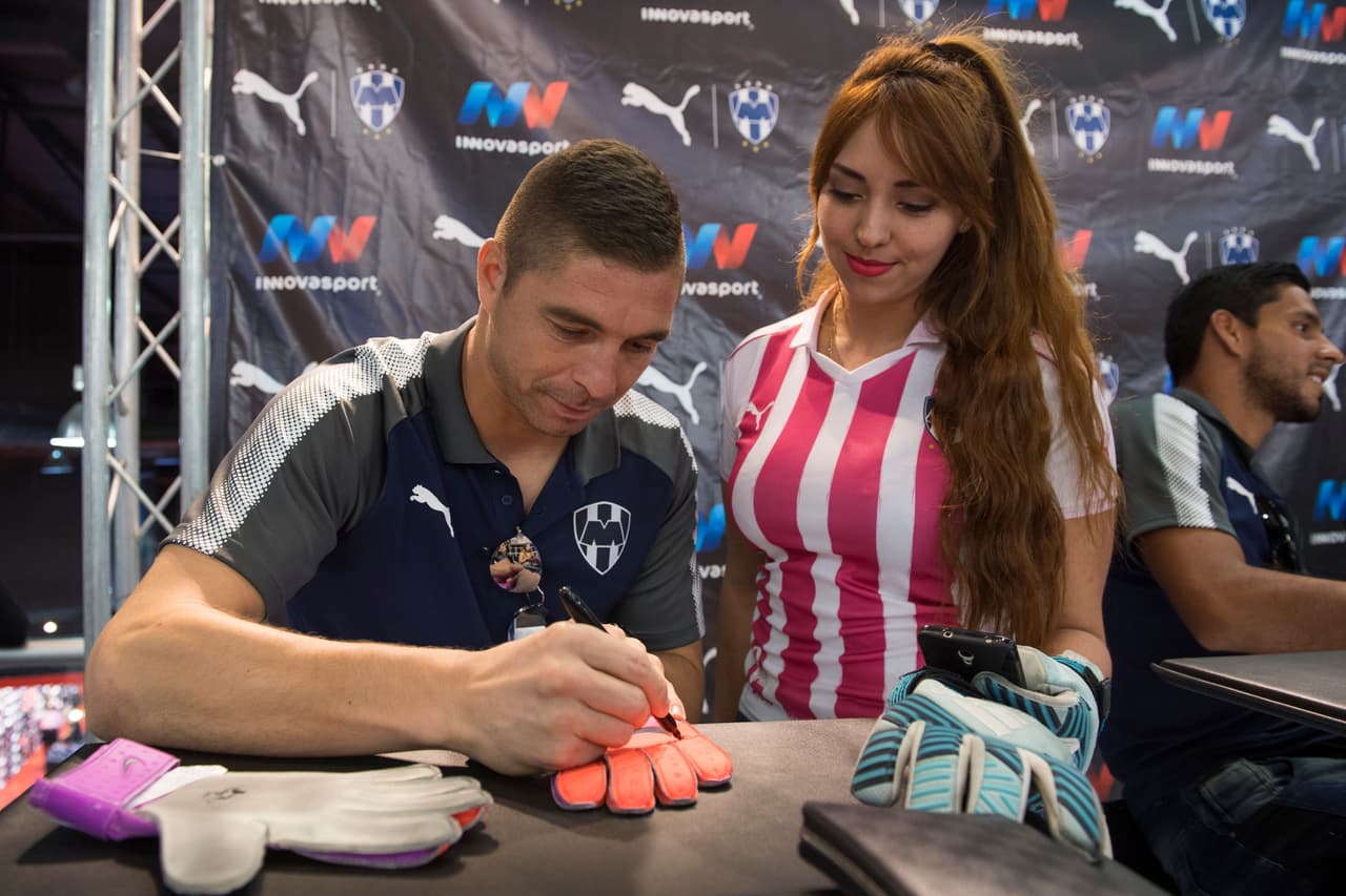 Todos y todas querían su autógrafo del portero.