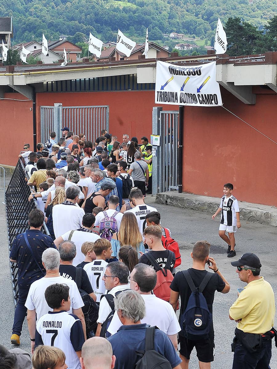Desde tempranas horas los fanáticos se acercaron a la sede de entrenamiento de Juventus para no perder detalle.