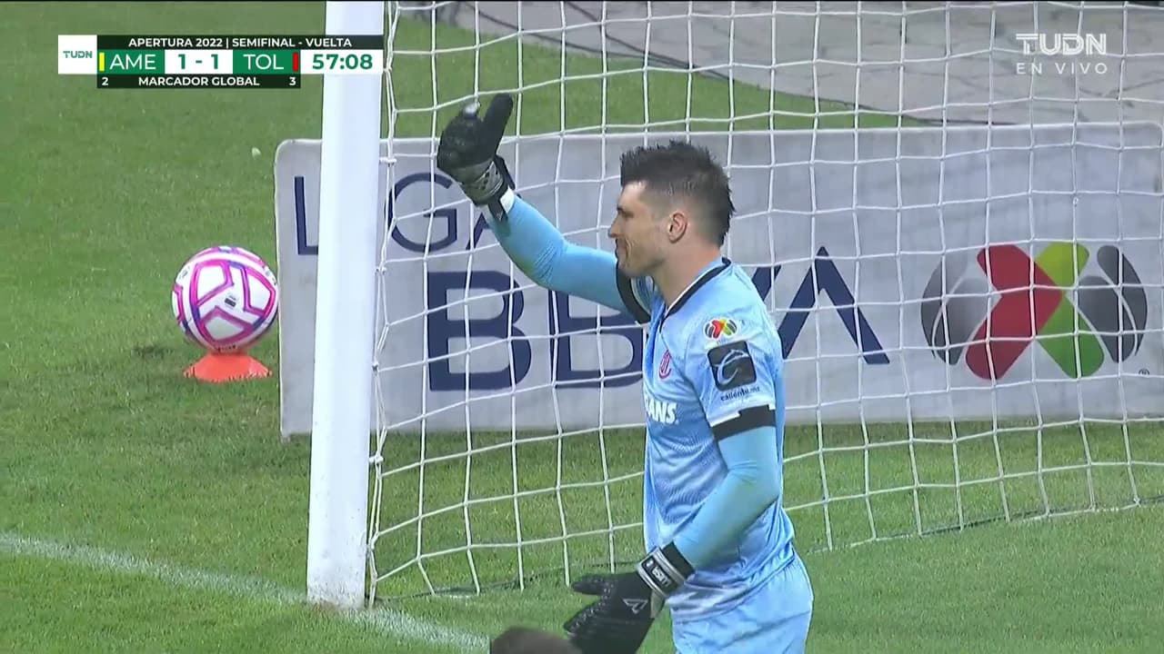 ¡TIRO ATAJADO! disparo por Álvaro Fidalgo.