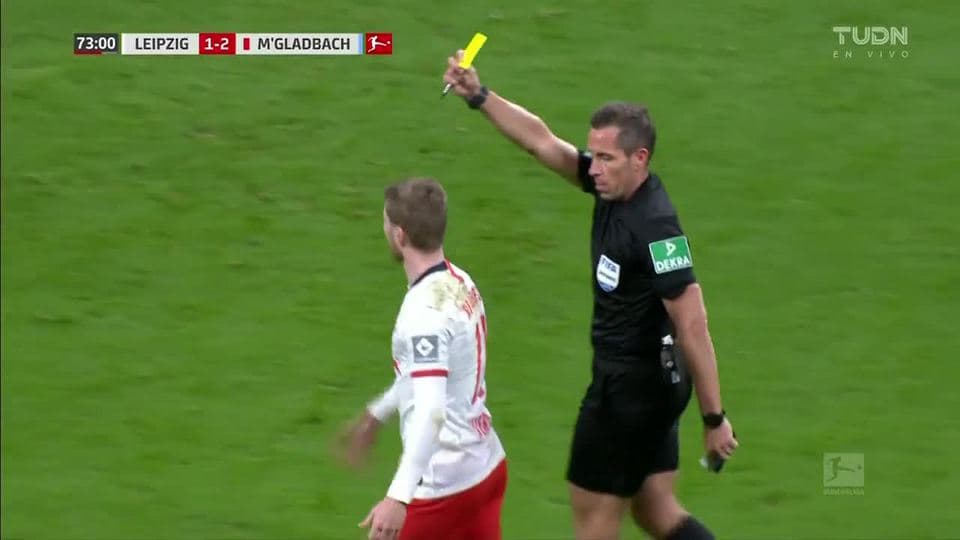 Tarjeta amarilla. El árbitro amonesta a Timo Werner de RB Leipzig
