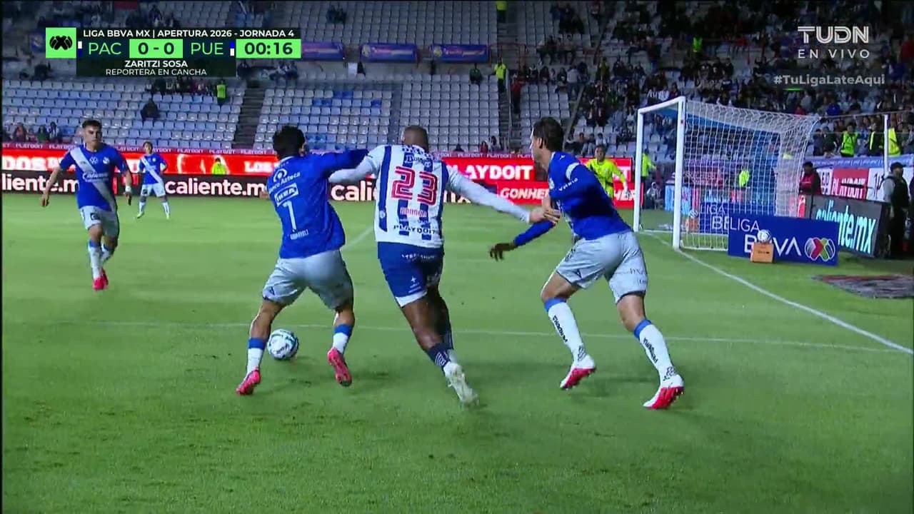 Arranca el partido y la pelota está en juego.