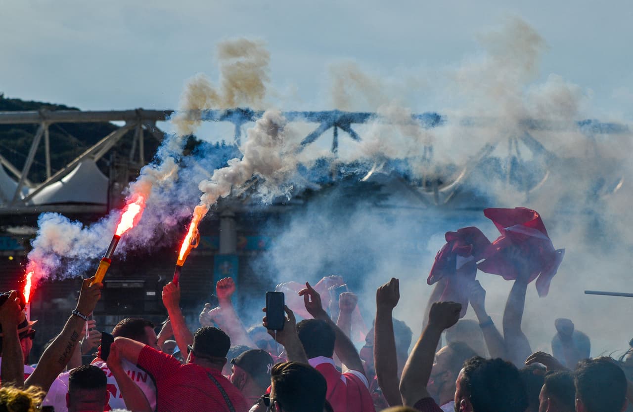 Los aficionados turcos trajeron consigo bengalas para amenizar la gran fiesta que se vivirá en todo el continente europeo.