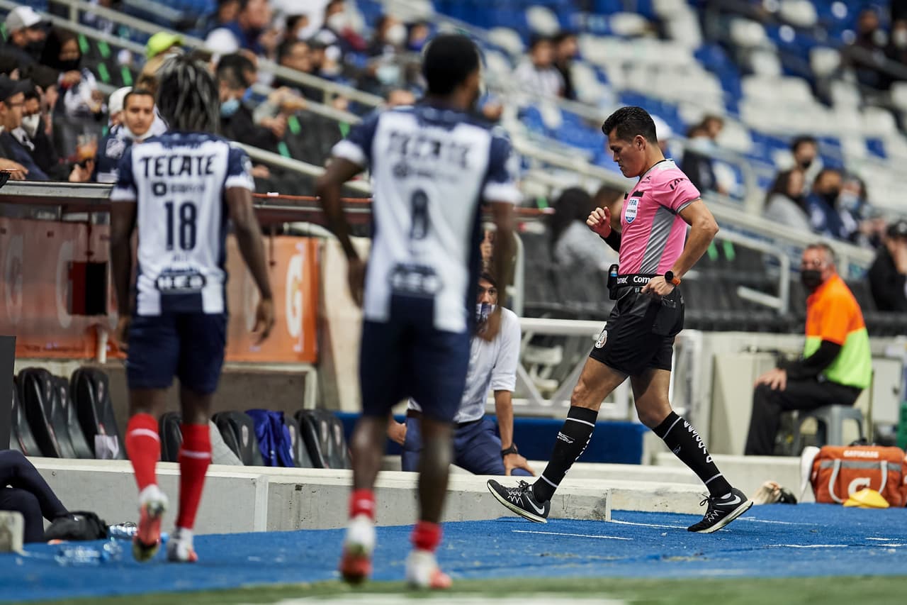 El silbante recurrió en 5 ocasiones al monitor a lo largo del juego.