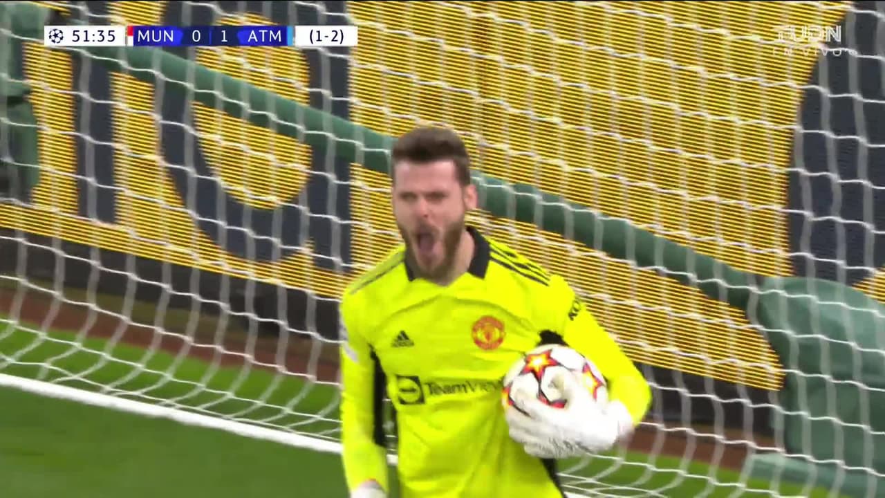 ¡TIRO ATAJADO! disparo por Rodrigo de Paul.