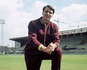 Antes de tener éxito solamente como estratega, El ‘Gran Caballero’ del futbol inglés, Bobby Robson, se aventuró a combinar la función de técnico-jugador. Robson estuvo prácticamente toda su carrera como futbolista en el Fulham, y fue ahí donde recibió la oportunidad de dirigir por primera vez a un club. Años después, y con una gran experiencia dirigió a Inglaterra de 1982 a 1990.