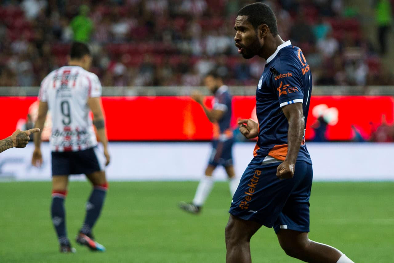 Al minuto 34' el ecuatoriano Brayan Angulo (derecha) aprovechó un balón libre en el área tras un tiro de esquina para el 1-1 del Puebla.