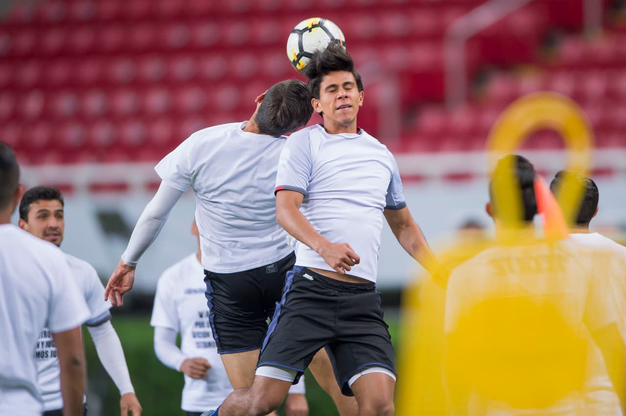 La polémica se tomó el último entrenamiento de las Chivas antes de la final de la Concacaf Liga de Campeones en el estadio Akron. Los jugadores del Rebaño cumplieron la sesión con unas playeras de protesta por la deuda que tiene la directiva con ellos en cuanto a unos premios pactados. El ambiente se caldea a menos de 24 horas del decisivo partido ante Toronto F.C.