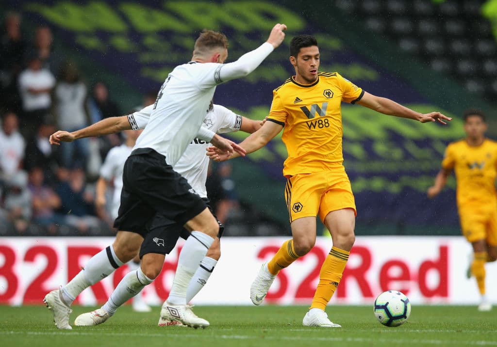 El delantero mexicano Raúl Jiménez (derecha) jugó todo el segundo tiempo en la caída de Wolverhampton Wanderers 1-2 ante el Derby County en duelo de clubes ingleses.